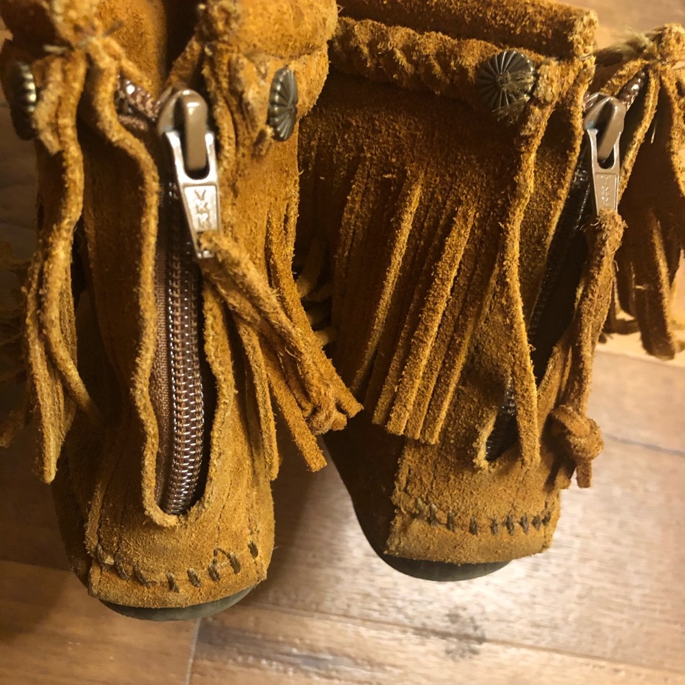 Minnetonka Fringe Back Zip Boots. - Picture 6 of 8